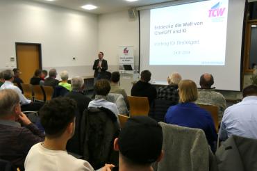 Hier sieht man einen Vortrag zu ChatGPT an der Vhs Nördlingen.