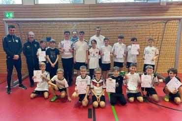 Von links Felix Käser, Fritz Strauß, Johannes Vogel und Christoph Greiner mit den Schülern. 