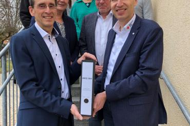 Übergabe der Koordination Arthur Lettenbauer (Geschäftsführer des BRK) an Robert Freiberger (Geschäftsführer Stiftung Sankt Johannes). Mit auf dem Bild sind Martin Heilingbrunner, Margit Schmutterer, Ursula Klapka, Manfred Steger, Dr. Hubert Dumberger, Helga Eger, Andrea Beranek, Milena Oefele und Sarah Heydecker