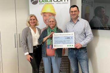 Frau Löffler (Assistentin der Geschäftsleitung bauroom GmbH & Co. KG), Frau Pauer (die Vorsitzende des Vereins Frauenhaus Nordschwaben), Herr Hofer (Geschäftsführer bauroom GmbH & Co. KG)