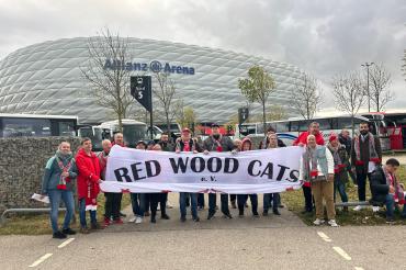 Das Bild zeigt die begeisterten Fußballfans und ihre Begleitpersonen. 