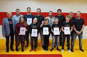 vorne v.l. Sportreferent Roland Schuster, Sophie Fischer, Lea Kaufmann, Violetta Meinert, Kay Mayer, Quinn Ellrich, Jürgen Jung (1. Vorsitzender der Wemdinger Judofreunde) hinten v.l. Stefan Herzner (Ehrenmitglied), Fritz Meyr, Markus Lachner (2. Vorsitzender), Marco Schmidt, Jonathan Stecher (Kassier), Herbert Mühlbauer (Ehrenmitglied) 