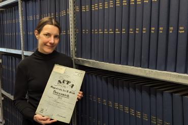 Das Bild zeigt die Leiterin des Stadtarchiv Donauwörth Dr. Cathrin Hermann.