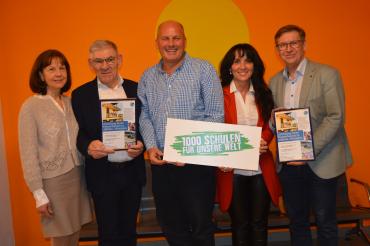 Auf dem Bild zu sehen (von links): Margarete Hammerl, Dr. Siegfried Hammerl, Jürgen Pertek (Verein Menschenfreude), Pia Eberlein, Stefan Rößle (Landrat). 
