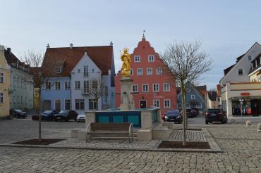 Auf dem Bild ist der Wemdinger Marktplatz zu sehen.