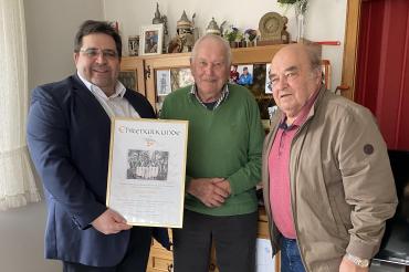 (Von links): 1. Vorstand Christian Hornung, Ehrenmitglied Alois Müller, Chorleiter Heinrich Speer