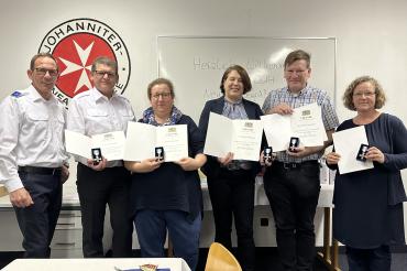 Das Bild zeigt die Ehrung der Johanniter.