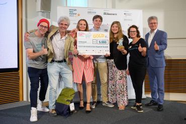 Erich-Fried-Gesamtschule Ronsdorf, Moderator Ben, Berthold Goeke (Ministerialdirigent im Bundesministerium für Wirtschaft und Klimaschutz), Tanja Loitz (co2online).