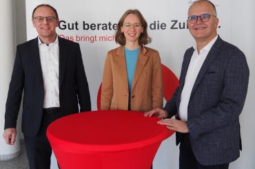 (v.l. Norbert Gehring, Geschäftsführer operativ der Agentur für Arbeit Donauwörth, Eva Lettenbauer, Mitglied des bayerischen Landtags und Richard Paul, Vorsitzender der Geschäftsführung der Agentur für Arbeit Donauwörth)