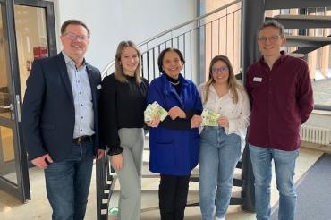 Das Landratsamt Donau-Ries spendet 500 Euro an den Verein Glühwürmchen e.V.