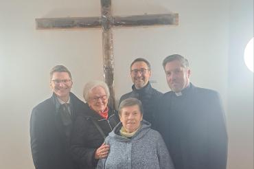 Das Bild zeigt (von links): Oberbürgermeister David Wittner, Sigrid Ludwig (Künstlerin), Gisela Gutmann, Peter Bühlmeier und Pfarrer Benjamin Beck. 