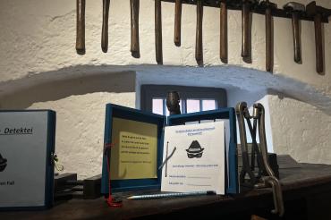 Das Bild zeigt den Detektivkoffer des Heimatmuseums Donauwörth.