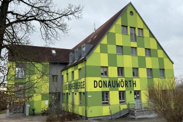 Das Bild zeigt die Donauwörther Jugendherberge. 