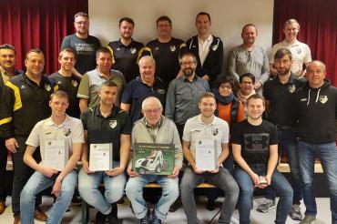 Hintere Reihe von links: Alexander Winter, Jonas Schön, Kurt Wiedemann, Loi Heiko, Karl Sonnenleitner, Tobias Schreitmüller Mittlere Reihe von links: Bürgermeister Christoph Schmidt, Vorstand Bernd Spielberger, Björn Strauß, Michael Amerdinger, Werner Mittring, Wolfgang Fürnrohr, Monika Burgetsmeier, Ulrike Funk, Vorstand Jochem Spielberger, Vorstand Michael Burgetsmeier, Vordere Reihe von links: Jonas Löfflad, Niklas Schabert, Horst Mielke, Manuel Schreitmüller, Tobias Deiner