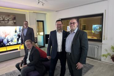 Jochen Seitz (rechts) und Daniel Wagner (2. von Rechts) in der neuen TV-Lounge, in der zeitgleich eine Beratung stattfand. 