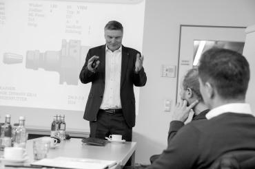 Das Bild zeigt: Johann Hofmann (Maschinenbau-Ingenieur), Referent des Vortragsabends, ist seit über 30 Jahren in der Digitalisierung von Fertigungsprozessen tätig und gilt deutschlandweit als gefragter Keynote-Speaker.