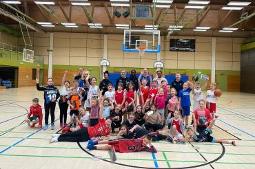Knapp 40 Kinder hatten am vergangenen Samstag wieder die Möglichkeit, mit den Bundesligabasketballerinnen zu trainieren und hatten dabei offensichtlich mächtig Spaß!