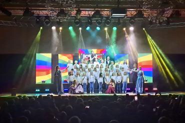 Kinderchor auf einer Bühne