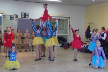 Das Bild zeigt den Gardeauftritt der FG Wemdosia an der Leonhart-Fuchs-Grundschule Wemding