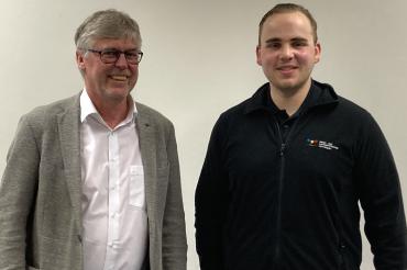 Obermeister Werner Rauch und der stellvertretende Landesinnungsmeister der Maler- und Lackierer Dominik Haneberg, freuen sich über den Betritt der Maler- und Lackiererinnung Nordschwaben zum Innungsverbund Schwaben.