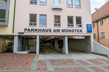 Auf dem Bild ist das Parkhaus am Münster zu sehen.