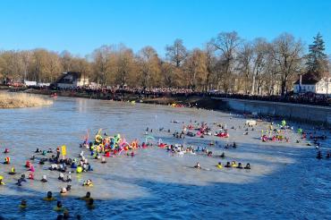Das Bild zeigt das Donauschwimmen 2024.