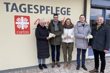 Das Bild zeigt die Spendenübergabe der Wemdinger Ministranten an die Tagespflege Verecunda.