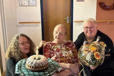 Regina Kalteiß (links) und Sonja Wurm-Blesak (rechts) gratulierten stellvertretend für das Seniorenheim Wemding der Jubilarin Frieda Schmutterer.