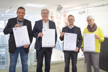 (v.l.n.r.) SIGEL schließt Schulpartnerschaften mit drei Schulen aus der Region: Christian Sattich, Schulleiter der Realschule Rain, Peter Müller, Schulleiter der Realschule St. Ursula in Donauwörth, Götz Stamm, CEO SIGEL, und Nicole Gut, Bildungsrektorin der Anton-Rauch-Realschule Wertingen, präsentieren die unterzeichneten Urkunden. 