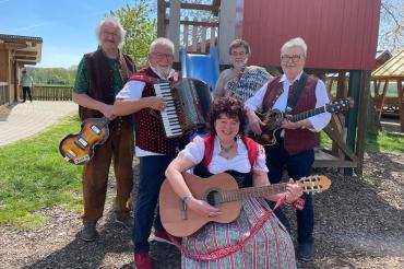Werner Brigl, Bass- Toni Scheller Akkordeon, - Erna Dirschinger, Gitarre,  Max Blei, Saxofon,- Joe Kinzelmann, Gitarre.