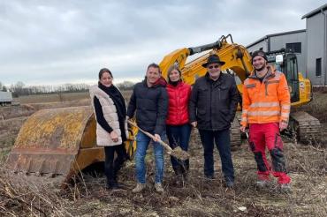 Das Bild zeigt den Spatenstich bei PowerBox-Systems