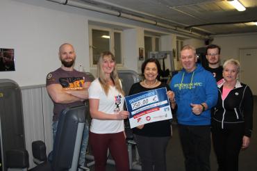 Das Trainerteam des SVE-Fitness überreicht freudig Frau Schweyer vom Glühwürmchen e.V. den gesammelten Spendenbetrag von 750€. Foto v.l.: Dominik Wontka, Ramona Wontka, Frau Rosmarie Schweyer, Schmid Werner, Sebastian Klas, Brigitte Schmid.