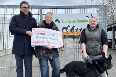 Spendenübergabe Tierschutzverein Donauwörth e.V.: Reimund Nuiding (Filialleiter Autohaus Hofmann GmbH), Brigitte Scherb (1. Vorsitzende Tierschutzverein Donauwörth e.V.) und Melanie Helbing mit Hund Blacky (Mitarbeiterin Tierschutzverein Donauwörth e.V.)