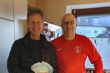 Das Bild zeigt die Spendenübergabe von Ralf Bengel.