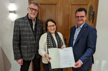 Das Foto zeigt Gudrun Reißer mit der Ernennungsurkunde, Oberbürgermeister Jürgen Sorré und den bisherigen Stadtheimatpfleger, Thomas Heitele (ganz links).