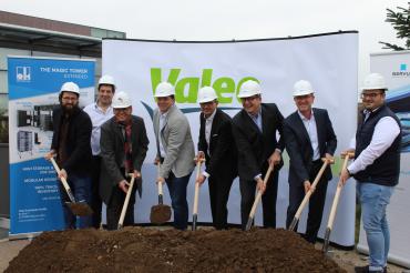 Das Bild zeigt beim symbolischen Spatenstich (von links) Christoph Arlt (Geschäftsführer Arlt Komplettbau Nördlingen), Florian Mück (Mitarbeiter Valeo), Reiner Schlientz (SL2 Architekten Nördlingen), Armin Seefried (Valeo, Projektleiter), Bürgermeister Dr. Martin Drexler, Marc Vrecko (Valeo, Präsident Geschäftsbereich Comfort and Drivinf Assistance) Markus Hein (Standortleiter Valeo Wemding) und Niko Mayer (Mitarbeiter Valeo). 