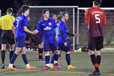 Hier sieht man zwei Spieler des TSV Rain beim Torjubel.