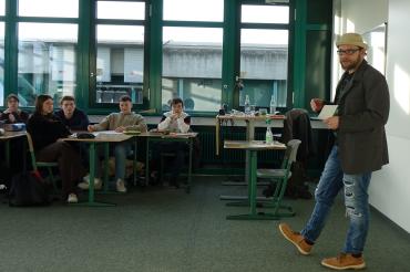 Das Bild zeigt den Poetry Slam Workshop.