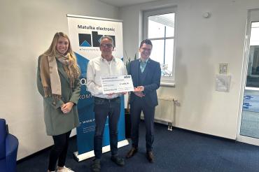 Geschäftsführer Michael Matulka des Unternehmens Matulka electronic GmbH übergibt Oberbürgermeister Wittner und Hauptverwaltungsleiterin Helena Ott den Spendenscheck in Höhe von 1.000 Euro für die Stiftung „Nördlinger Hilfe in Not“.