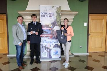 Landrat Stefan Rößle und Ehrenamtsbeauftragte Karin Brechenmacher überreichten die 6.000. Ehrenamtskarte im Landkreis an Maximilian Finkel, 2. Kommandant der Druisheimer Feuerwehr.