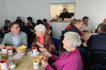 Landrat Strfan Rößle im Gespräch mit Bürgerinnen beim Bürgermeisterfrühstück in Daiting. 