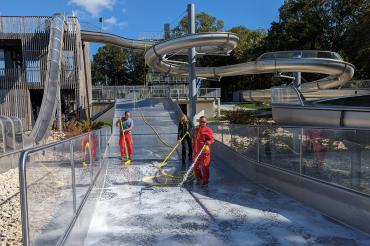 Freibad Donauwörth wird gereinigt.
