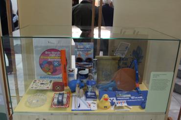 Hier sieht man verschiedene Werbemittel aus der Geschichte der Raiffeisen-Volksbank im Ries.