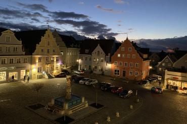 Marktplatz Wemding in der Nacht.