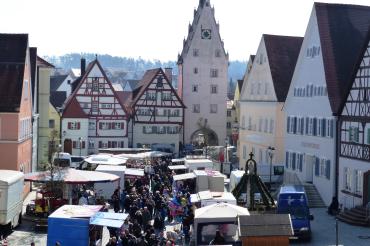 Der Josefsmarkt in Monheim, Menschen laufen auf dem Markt