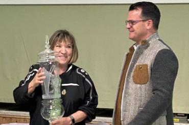 Oberbürgermeister und Schützenkommissar Jürgen Sorré überreicht der neuen Stadtkönigin Sieglinde Baars den Pokal 