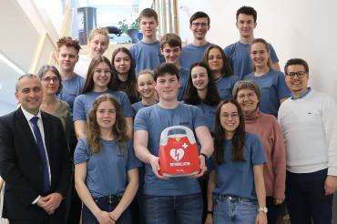 Die Schülerinnen und Schüler haben Blaue T-Shirts an