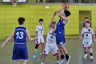 Hier sieht man, wie Magnus Peer für den VSC Donauwörth zum Distanzwurf ansetzt.