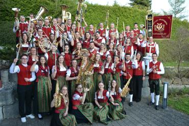 Die Vereinigte Musikkapelle Tapfheim mit roten Trachten