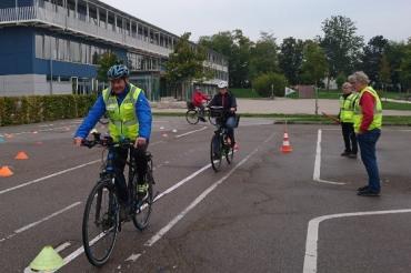 ADFC-Fahrsicherheitstrainer Karl-Heinz fährt den Parcours vor. 
